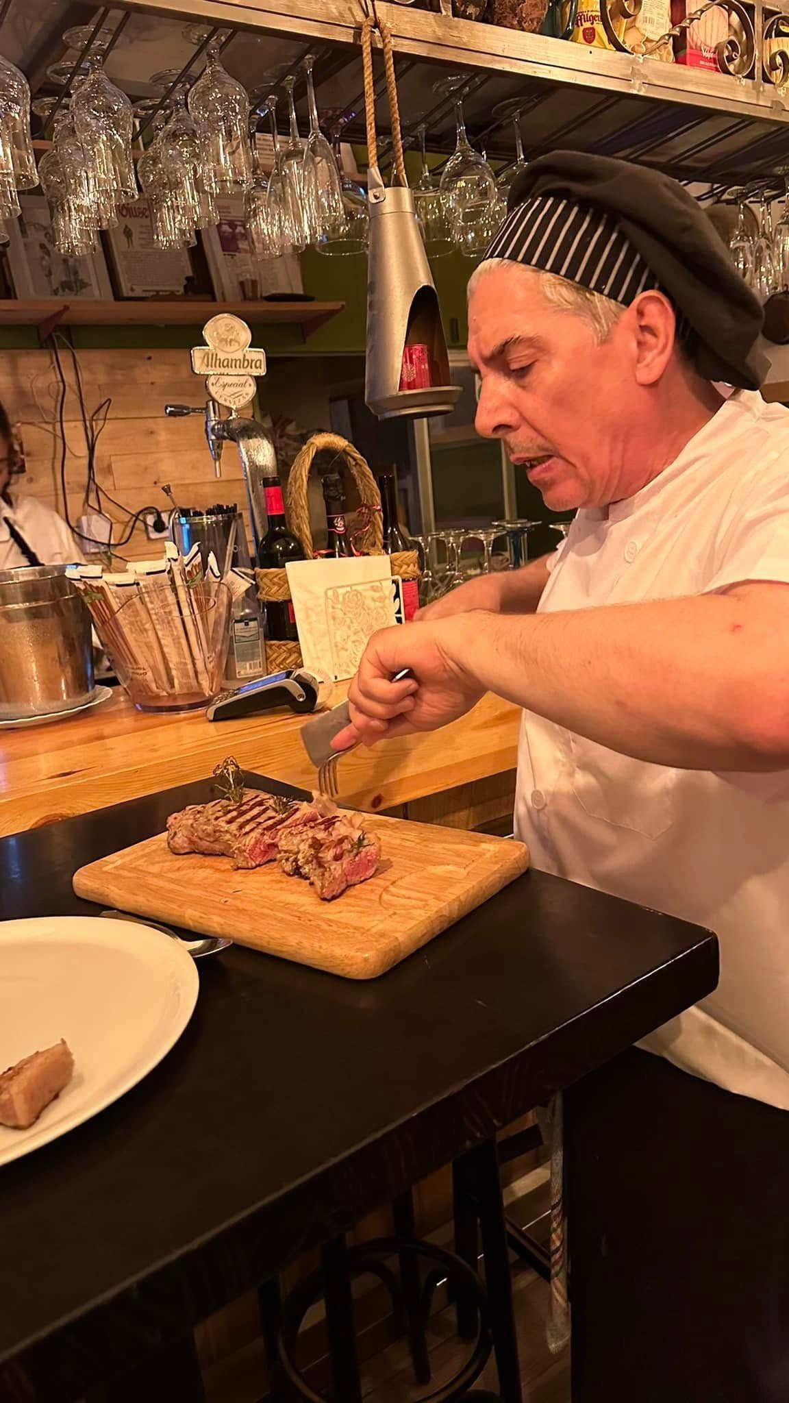 El chef cortando la carne en la barra